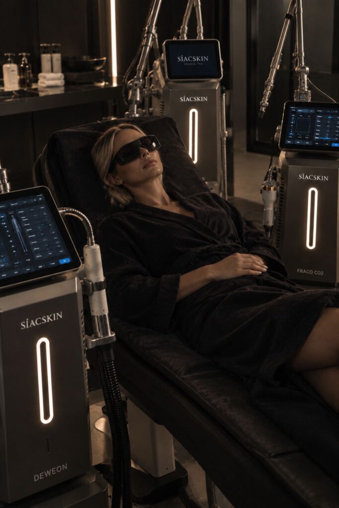 Patientin auf der Behandlungsliege im SIAC Laserzentrum Bad Iburg mit SIACSKIN Lasersystemen